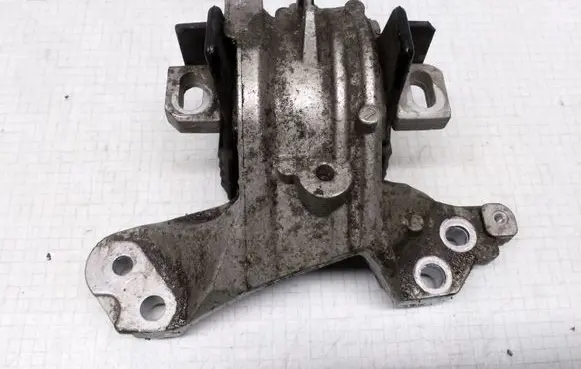 Peugeot 407 Engine mount bracket