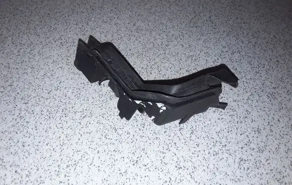 BMW 3 E90 E91 Engine compartment rubber 51767142050 7142050