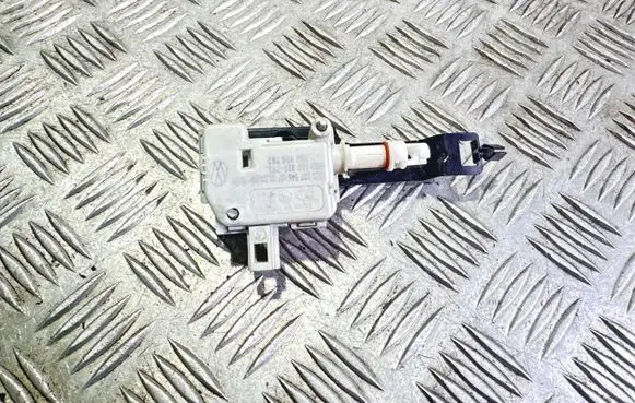 Volkswagen New Beetle Central locking motor 3B0959782