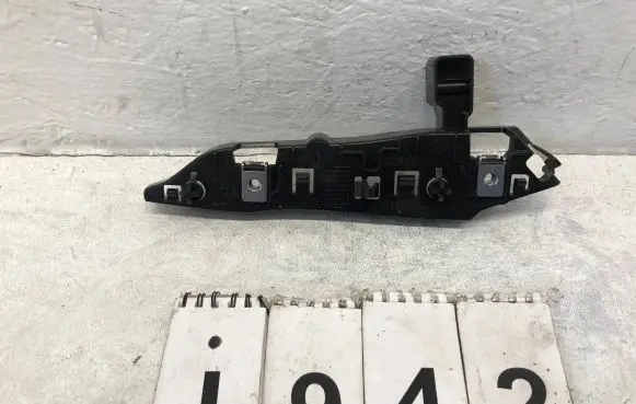 Peugeot 3008 II Front bumper mounting bracket 9810975480
