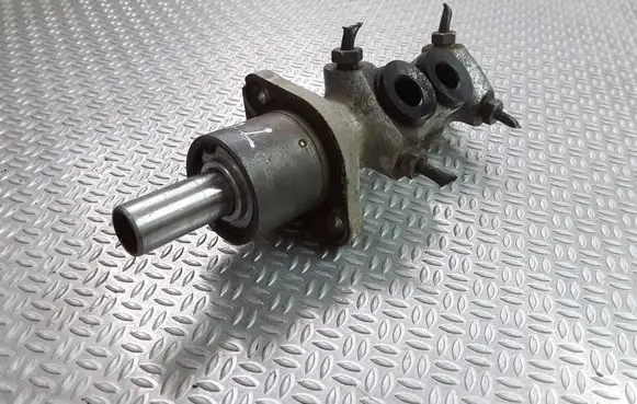Volkswagen Transporter - Caravelle T4 Master brake cylinder