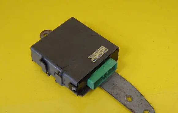 Suzuki Swift I Door central lock control unit/module 3807960E01 38079-60E01 100515-0141