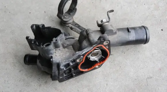Nissan Qashqai Thermostat/thermostat housing 110KM