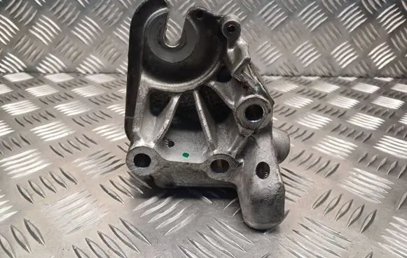Peugeot 308cc Engine mounting bracket 9682417480
