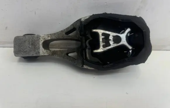 Peugeot 5008 II Engine mount bracket 9811786680