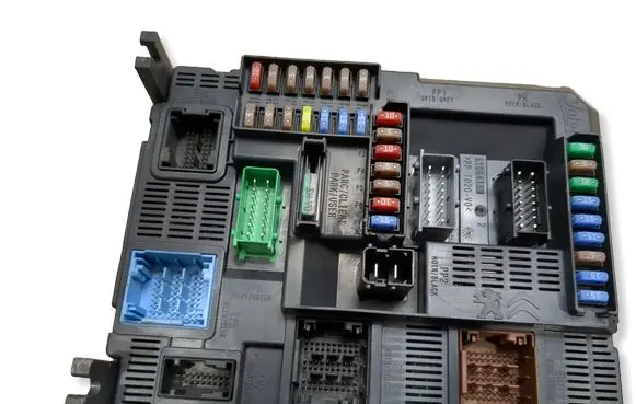 Peugeot 5008 Fuse module 9807532080 E1111753