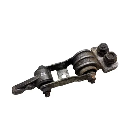 Volvo V70 Engine mount bracket