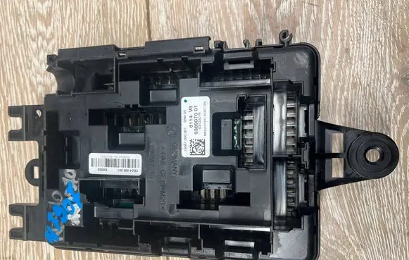 BMW M3 F80 Fuse module 9389070