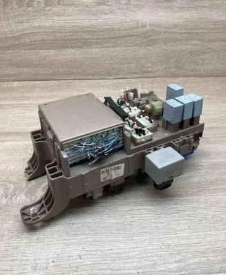 Toyota Corolla E120 E130 Fuse module 8264102040 8198005040