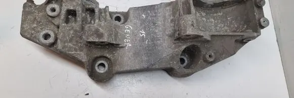 Opel Vivaro Generator/alternator bracket 8200527320