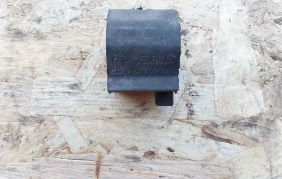 Radiator mount bracket