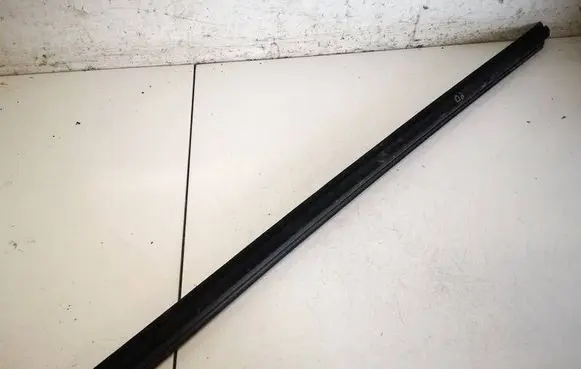 Mercedes-Benz B W245 Front door glass trim molding