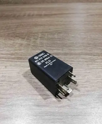Volkswagen PASSAT B5 Other relay 811919098B 05896410