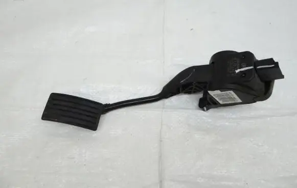 Accelerator throttle pedal