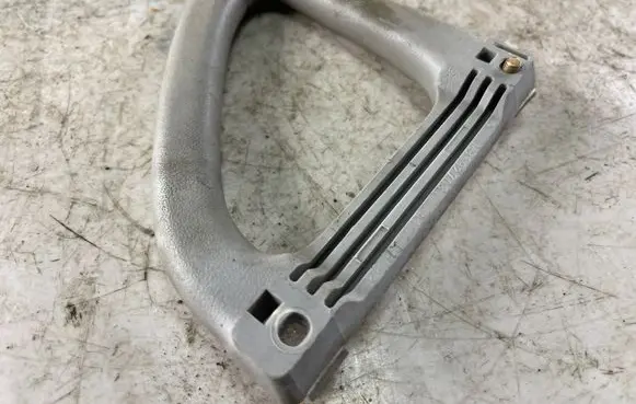 Mitsubishi Pajero Sport I Front interior roof grab handle Mb692703