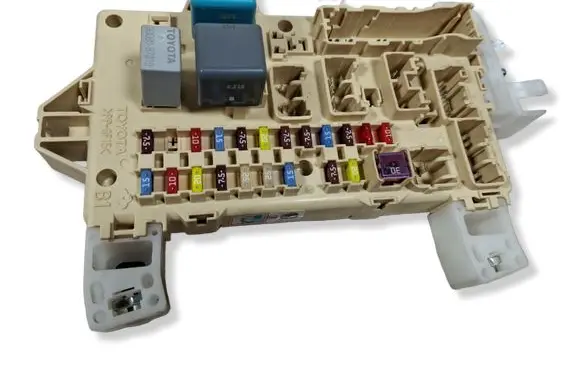 Toyota Corolla Verso AR10 Fuse module 892210F010 5161810843 07042413034803