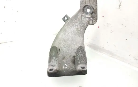 BMW 5 E60 E61 Engine mounting bracket 6777056