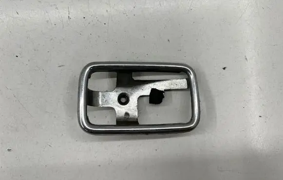 Mercedes-Benz W123 Front door handle cover 1087660611 KAU2823