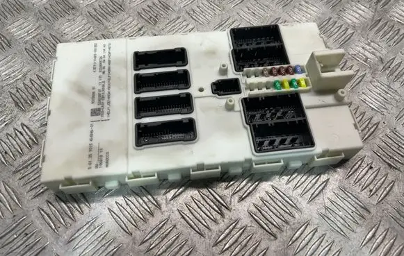 BMW 3 F30 F35 F31 Fuse module 9315686