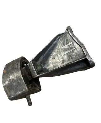 Volkswagen PASSAT B5 Engine mounting bracket 8D0399113AB