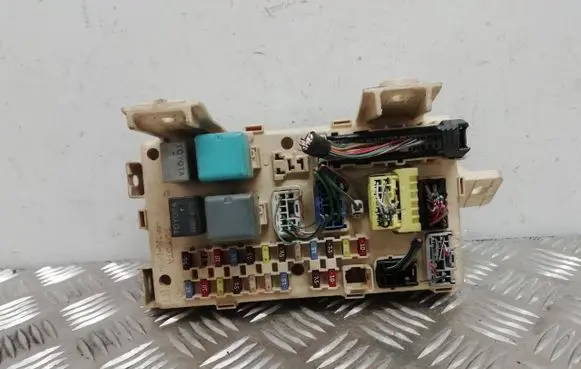 Toyota Avensis T250 Fuse module 8264105040 7000645996 8264105040A