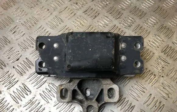 Volkswagen PASSAT CC Engine mount bracket 3C0199555