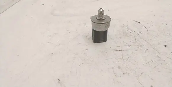BMW 3 E90 E91 Fuel pressure sensor 7537319