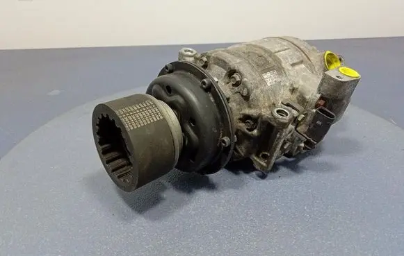 Volkswagen Touareg I Air conditioning (A/C) compressor (pump) 7H0820805E