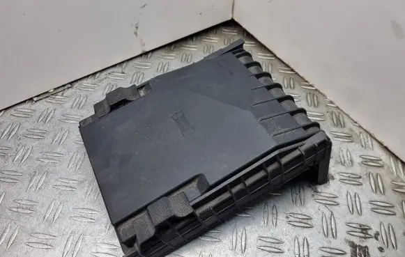 Volkswagen PASSAT CC Fuse box cover 1K0937132F 014189871