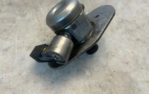 BMW 3 E92 E93 Fuel injection high pressure pump 7562473 2000254749 0261520041