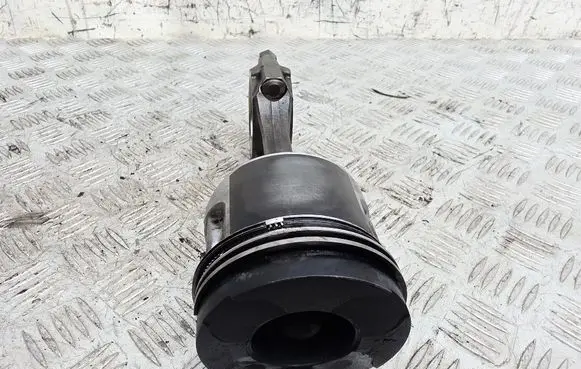 Mitsubishi L200 Piston with connecting rod 