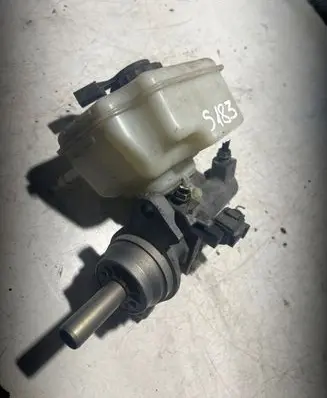 Volkswagen Jetta VI Brake fluid reservoir 