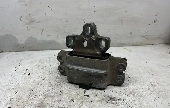 Volkswagen PASSAT B6 Engine mount bracket 3C0199555