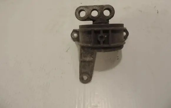 Opel Zafira A Engine mounting bracket 90538547