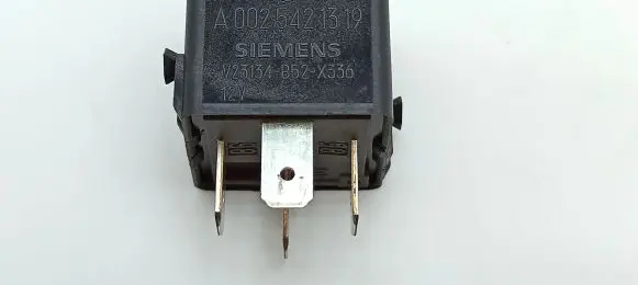 Mercedes-Benz CLK A208 C208 Other relay A0025421319 V23134B52X336