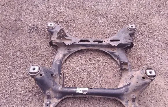 Volkswagen Touareg II Front subframe 7P0400025