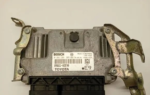 Toyota Auris 150 Engine control unit/module 8966102E90 1039S17579 0261201209