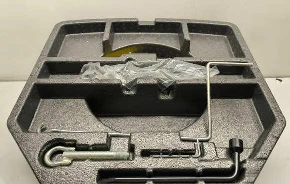 Toyota Avensis T270 Tool box 6442905020