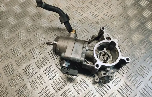 Volkswagen Golf VII Vacuum pump 06L145100B 090913