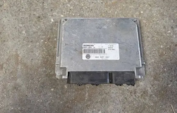 Volkswagen PASSAT B5.5 Engine control unit/module 3B0907557
