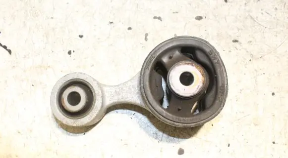 Honda CR-V Engine mount bracket