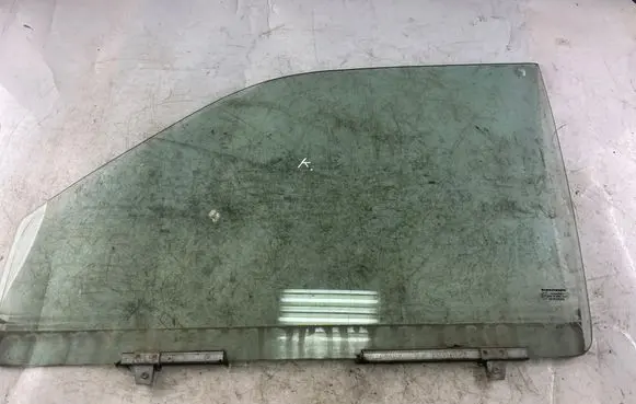 Mitsubishi Pajero Sport I Front door window glass four-door