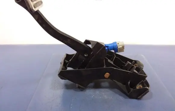 Ford Mustang V Accelerator throttle pedal DR332450CA