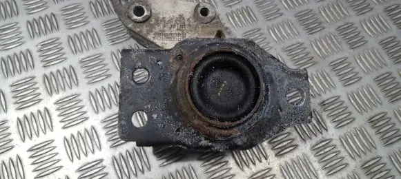Engine mount bracket