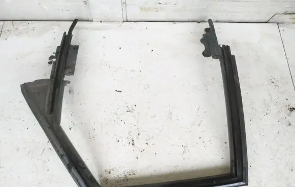 Audi 80 90 B3 Rear door window/glass frame 