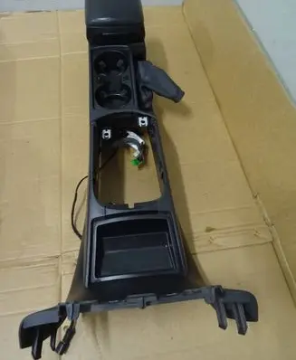 Volvo V50 Center console 8687408