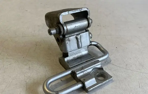 Volkswagen Touareg I Rear door lower hinge 7L0833411A