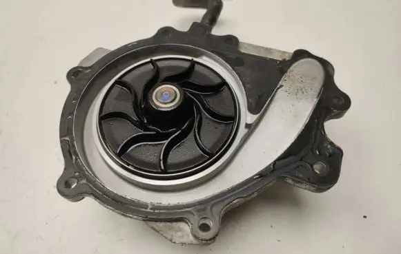 Mercedes-Benz C W205 Water pump A6512006001