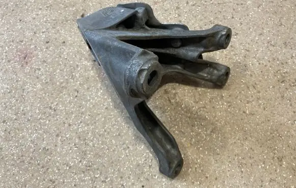 BMW 3 G20 G21 Engine mounting bracket 6876206