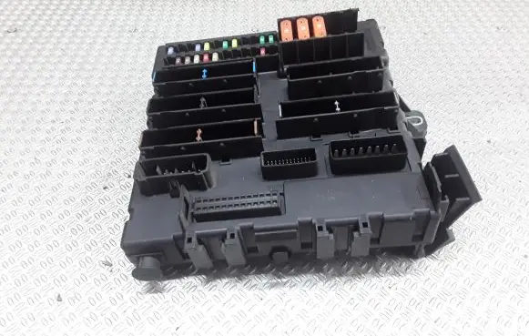 Opel Signum Fuse module 13205776